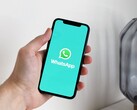 Dłoń trzymająca smartfon z otwartą aplikacją WhatsApp