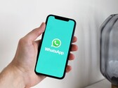 Dłoń trzymająca smartfon z otwartą aplikacją WhatsApp