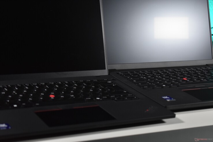 ThinkPad T14 Gen 7 (po prawej) vs. ThinkPad T14 Gen 6 (po lewej)