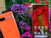 Pixel 7a jest jednym z wielu smartfonów Pixel otrzymujących aktualizację TQ3A.230705.001. (Źródło obrazu: NotebookCheck)