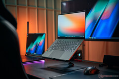 Przyszłe laptopy z RTX 5070, takie jak przedstawiony tutaj ROG Zephyrus G14, mogą być wyposażone w 12 GB pamięci VRAM