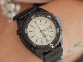 Timex Intrepid x Dimepiece Blackout Edition ma czarną kopertę ze stali nierdzewnej, kremową tarczę i fioletowe akcenty