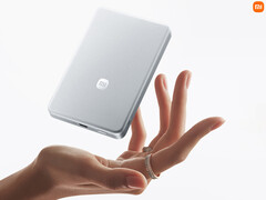 UltraThin Magnetic Power Bank o pojemności 10 000 mAh kosztuje w Chinach około 51 dolarów. Na zdjęciu: zdjęcie promocyjne prezentujące jego cienką i lekką konstrukcję.