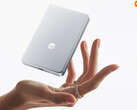 UltraThin Magnetic Power Bank o pojemności 10 000 mAh kosztuje w Chinach około 51 dolarów. Na zdjęciu: zdjęcie promocyjne prezentujące jego cienką i lekką konstrukcję.
