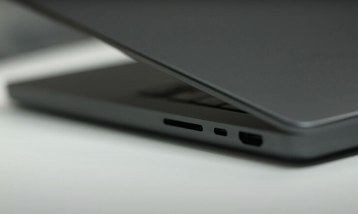 Applenadchodzący MacBook Pro M4 będzie wyposażony w dodatkowy port Thunderbolt 4. (Źródło obrazu: Romancev768V via YouTube)
