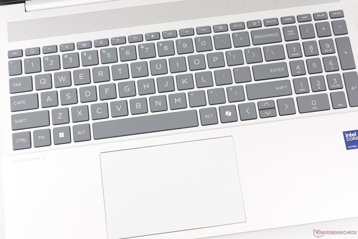 Klawiatura ma przyzwoity rozmiar (12,5 x 8 cm) i stosunkowo miękkie i ciche sprzężenie zwrotne po naciśnięciu