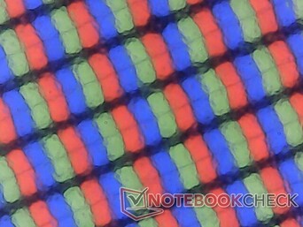 Matowa nakładka jest nieco bardziej ziarnista niż błyszcząca alternatywa