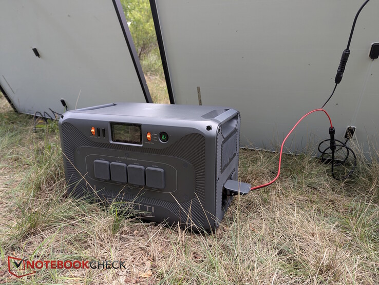 Panel słoneczny przez jedno z dwóch wejść XT60