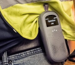 Relay wprowadza na rynek RelayX - ultra-wytrzymały zamiennik walkie-talkie z jednoczesnym cztero-simowym zasięgiem 4G/5G, Wi-Fi i prywatnej sieci LTE oraz tłumaczeniem głosu na żywo do zastosowań przemysłowych i biznesowych. (Źródło zdjęcia: Relay)