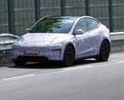 Tesla Model Y Performance 2026 na torze wyścigowym Nürburgring. (Źródło zdjęcia: CarSpy/YT)