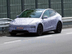 Tesla Model Y Performance 2026 na torze wyścigowym Nürburgring. (Źródło zdjęcia: CarSpy/YT)