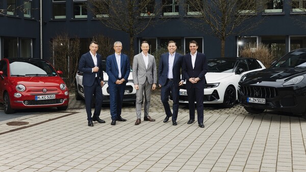 Sixt &amp; Stellantis: Vinzenz Pflanz (CBO, Sixt), Cyrille Moreau (Stellantis Corporate Sales Director, Enlarged Europe), Uwe Hochgeschurtz (Stellantis Chief Operating Officer, Enlarged Europe), Alexander &amp; Konstantin Sixt (Co-CEO, Sixt).