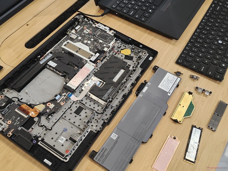 Lenovo ThinkPad T14 Gen 7 z usuniętymi modułami CRU.