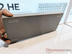 Spód Keychron K2 HE Concrete (źródło obrazu: Notebookcheck/Stephen Pereyra)