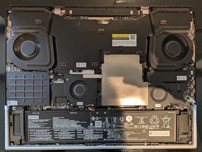 Wewnętrzne elementy Lenovo Legion 9i (źródło obrazu: Notebookcheck)