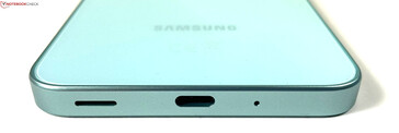 Dół: głośnik, USB-C 2.0, mikrofon