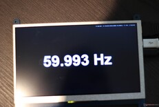Przynajmniej działa z częstotliwością 60 Hz i nie ma zauważalnego input laga