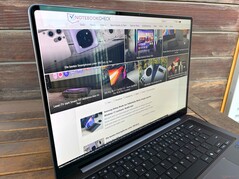 Na zewnątrz (jasny dzień, bez bezpośredniego światła słonecznego)