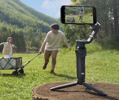 OM 6 to flagowy mobilny gimbal DJI, wyposażony we wbudowany statyw i wysuwany drążek do selfie (źródło zdjęcia: DJI)