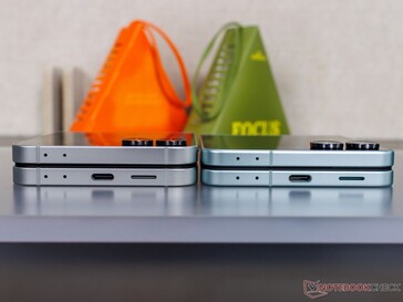 Galaxy Z Flip 7 FE (L) i Flip 7 (R) obok siebie ((źródło obrazu: Notebookcheck)