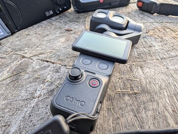Wszystkie elementy sterujące Osmo Pocket 4P znajdują się z przodu