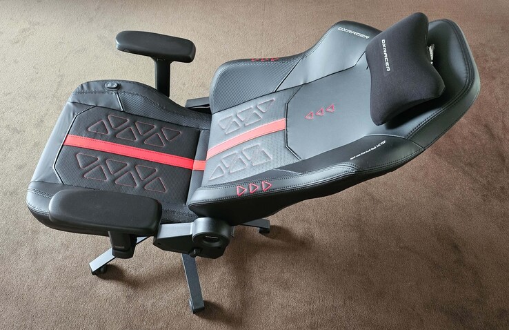 Widok z boku pracownika biurowego korzystającego z laptopa HP Compaq nx6325, pokazujący klasyczny 15-calowy wyświetlacz bez szerokiego ekranu i kompaktową konstrukcję biznesową.