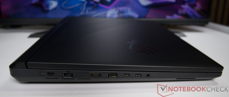 Po lewej: zasilacz, LAN 2,5G, HDMI 2.1, USB-A 3.2 Gen. 2 (10 Gbit/s), 2x Thunderbolt 5 (DisplayPort, zasilanie, G-SYNC (prędkość transmisji danych do 120 Gbps), gniazdo audio 3,5 mm