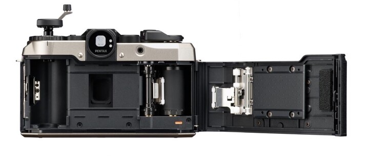 System łatwego ładowania pod tylną pokrywą (źródło obrazu: Ricoh)