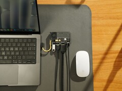 Przezroczysty przenośny dysk SSD Sharge Disk Pro z aktywnym chłodzeniem i wieloportowym hubem podłączony do MacBooka i myszy Magic Mouse Apple. (Źródło zdjęcia: Sharge via Kickstarter)