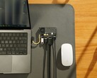 Przezroczysty przenośny dysk SSD Sharge Disk Pro z aktywnym chłodzeniem i wieloportowym hubem podłączony do MacBooka i myszy Magic Mouse Apple. (Źródło zdjęcia: Sharge via Kickstarter)