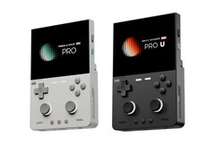 Urządzenie TrimUI Brick Pro (po lewej) działa pod kontrolą systemu Linux i ma mniejszą moc obliczeniową niż model Brick Hammer Pro U (po prawej), wyposażony w procesor Android.