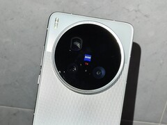 Praktyczne wideo pokazuje Vivo X200 Ultra wraz z dużym aparatem Zeiss (źródło obrazu: Little Red Book, Weibo)