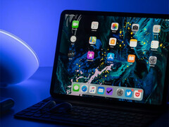 Zmiana na technologię chip-on-film ma przynieść poprawę wydajności energetycznej również w iPadzie Pro, na zdjęciu starszy model. (Źródło zdjęcia: Daniel Korpai & Unsplash)