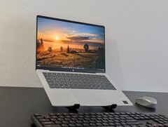 OmniBook 5 14 oferuje wiele w swojej niskiej cenie, w tym cienki profil przypominający EliteBooka, a nawet wyświetlacz OLED (źródło obrazu: Notebookcheck)