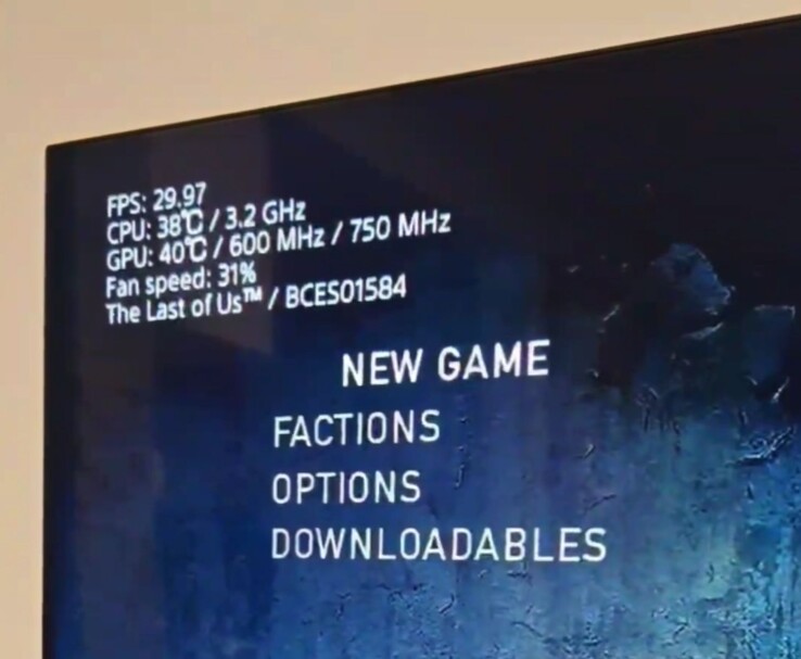 Ekranowe statystyki PS3 Slim Pro z uruchomioną grą The Last of Us pokazujące 38 °C CPU, 40 °C GPU i 31% prędkości wentylatora. (Źródło obrazu: Fun-Equivalent-7785 via Reddit / r/PS3)