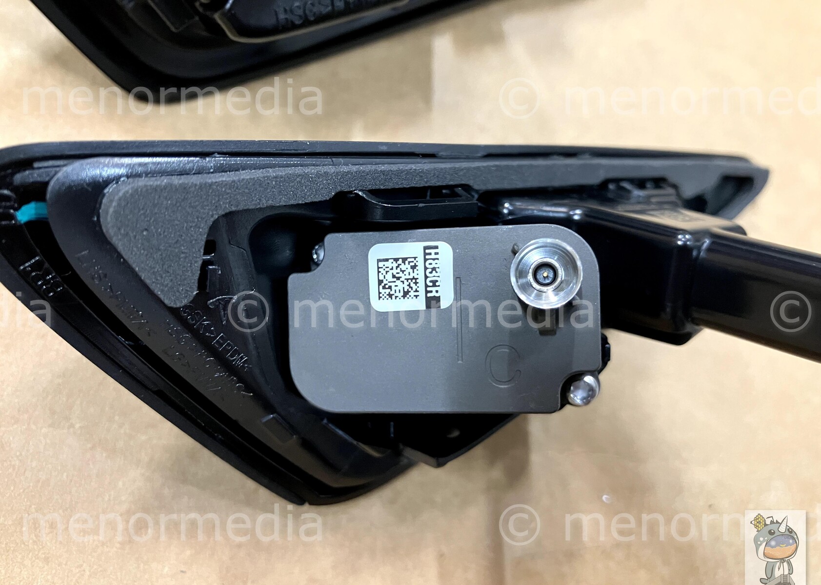 Porównanie konstrukcji i specyfikacji bocznego kierunkowskazu Tesla HW4