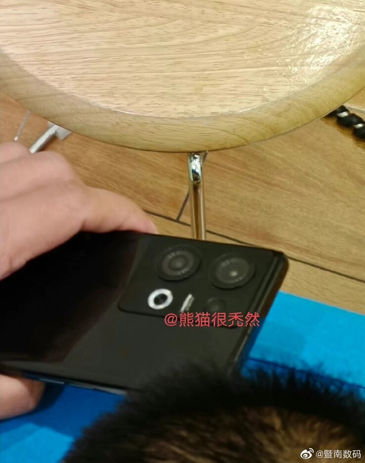 Te zdjęcia hands-on to rzekomo urządzenie z serii Reno9, a nie OnePlus 10 Pro. (Źródło: Jinan Digital x Bald Panda via Weibo)