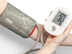 Osoba używająca tonometru medycznego (źródło obrazu: Mockup Graphics via Unsplash; przycięte)