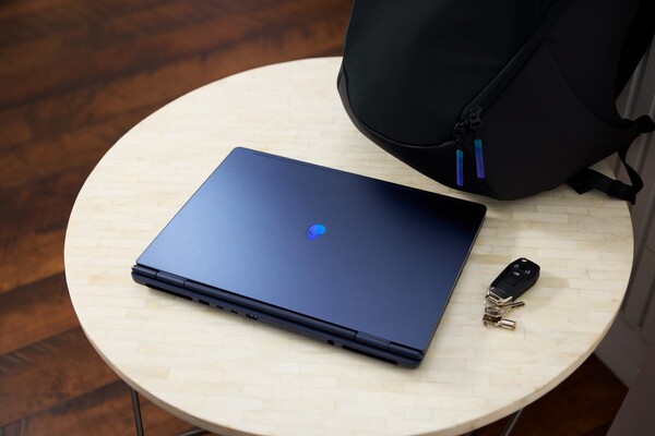 Alienware 16X Aurora jest dostępny w jednym kolorze o nazwie Interstellar Indigo, który ma satynowe wykończenie.