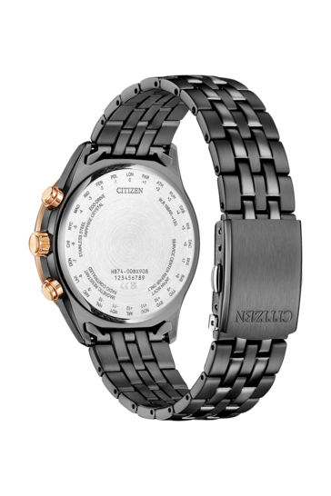 Tył zegarka Citizen Eco-Drive-BY1036-53L, na którym widoczna jest czarna bransoleta ze stali nierdzewnej oraz kody miast UTC na deklu koperty.