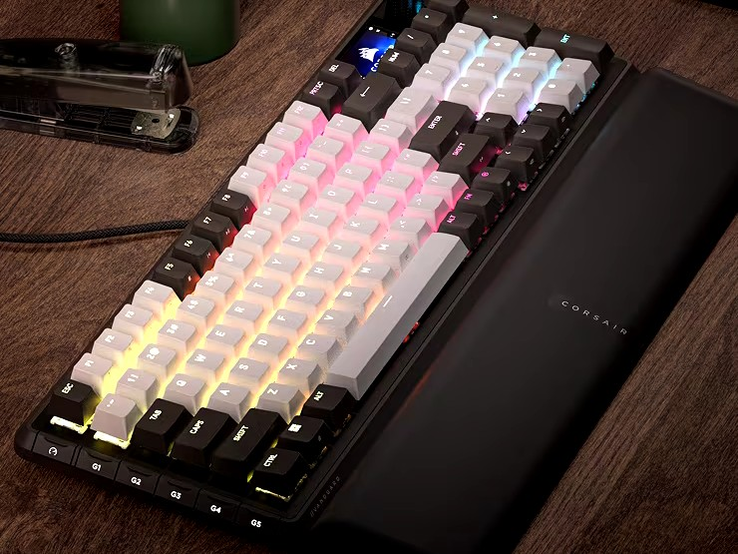 Zwykły Vanguard 96 (na zdjęciu) zamienia przełączniki MGX z efektem Halla na klawisze mechaniczne. (Źródło zdjęcia: Corsair)