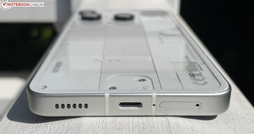 Dół: Głośnik, USB-C 2.0, mikrofon, dual SIM
