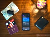 Niezbędnik w podróży: nowoczesna karta eSIM w smartfonie. Przetestowaliśmy specjalne rozwiązanie od Yesim. (zdjęcie: Alexander Fagot, Notebookcheck)