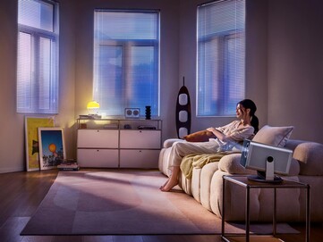 Kamera Leica Cine Play 1 Plus jest wyposażona w zintegrowany odchylany statyw. (Źródło zdjęcia: Leica)