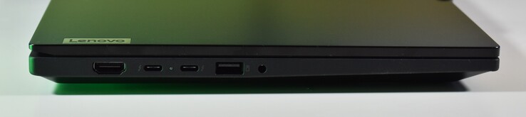 po lewej stronie: HDMI, 2x Thunderbolt 4, USB-A 3.2 Gen 1, 3,5 mm Audio