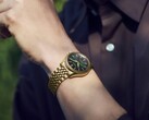 Zegarek Seiko Presage Classic x Tradman’s Bonsai noszony na nadgarstku, wyposażony w kopertę i bransoletę w złotym odcieniu oraz ciemnozieloną tarczę.