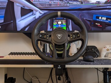 Kierownica dopasowana do widoku kokpitu w Assetto Corsa Competizione.