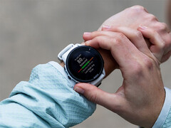 Forerunner 955 nadal otrzymuje regularne aktualizacje oprogramowania pomimo swojego wieku i pozycji w ofercie Garmin. (Źródło zdjęcia: Garmin)