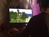 Zdjęcie przedstawia osobę grającą w grę Minecraft na komputerze PC. 