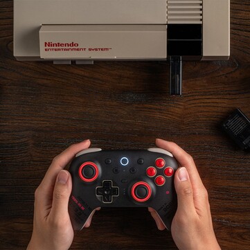 8BitDo Ultimate 2 Bluetooth - NES 40th Limited Edition jest wyposażony w NES Retro Receiver, dzięki czemu może być używany z NES. (Źródło obrazu: 8BitDo)